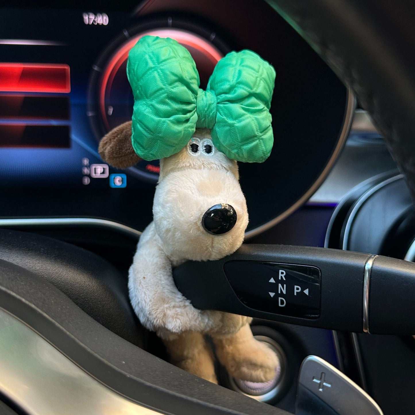 Car small ornaments cute head dog plush doll sentimental car interior decoration supplies